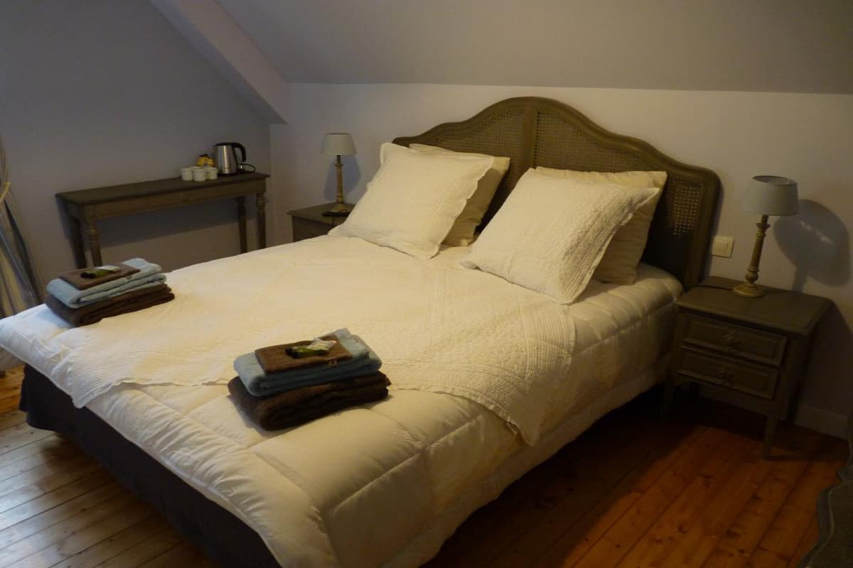 Chambre d'hôtes avec tête de lit en cannage, Ferme de Canny
